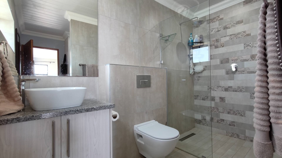 4 Bedroom Property for Sale in Outeniquasbosch Western Cape